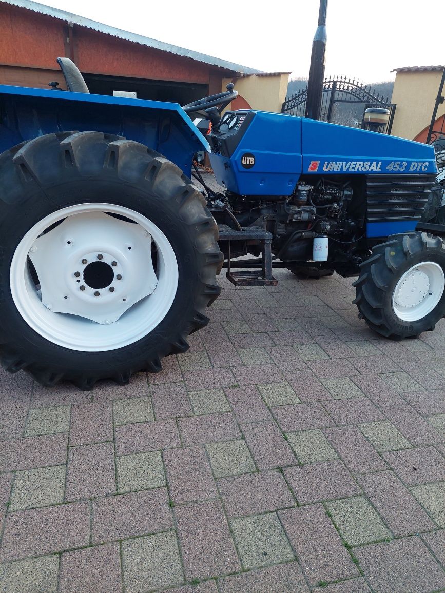 Tractor universal 453 dtc