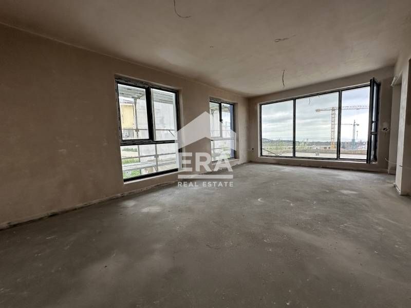 Тристаен, ексклузивен, източен апартамент за продажба, с голяма дневна