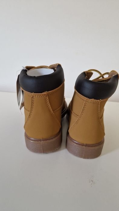 Bocanci Crafted impermeabili piele ecologica..marimea 31 maro/ 29 albs