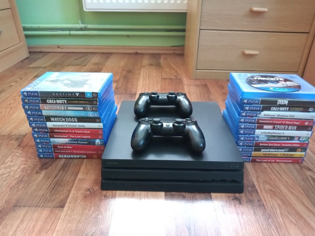 PlayStation 4 pro + 2 manete și 24 jocuri