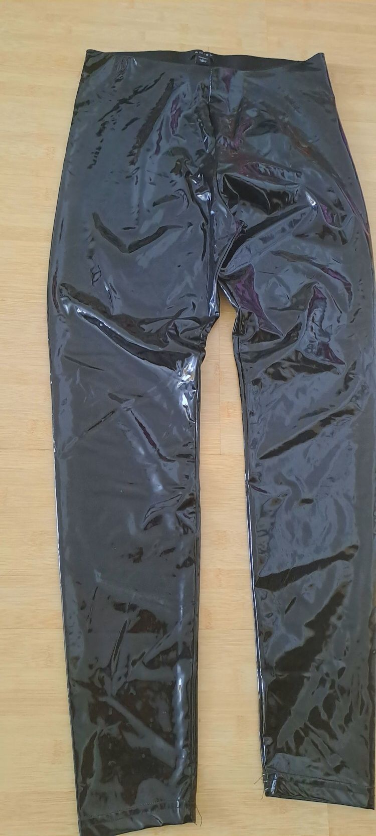 Pantaloni latex .