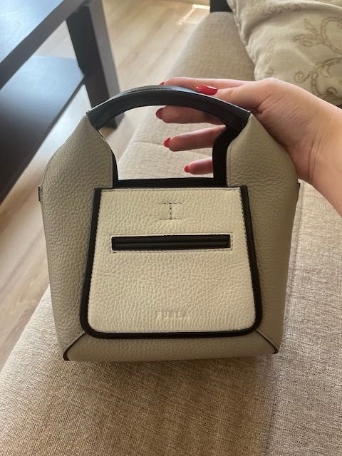 Кожена чанта на Furla