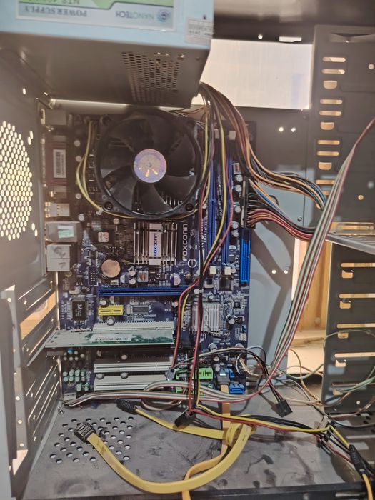 Кейс сотилади запчастга материнка ва тош ишлиди