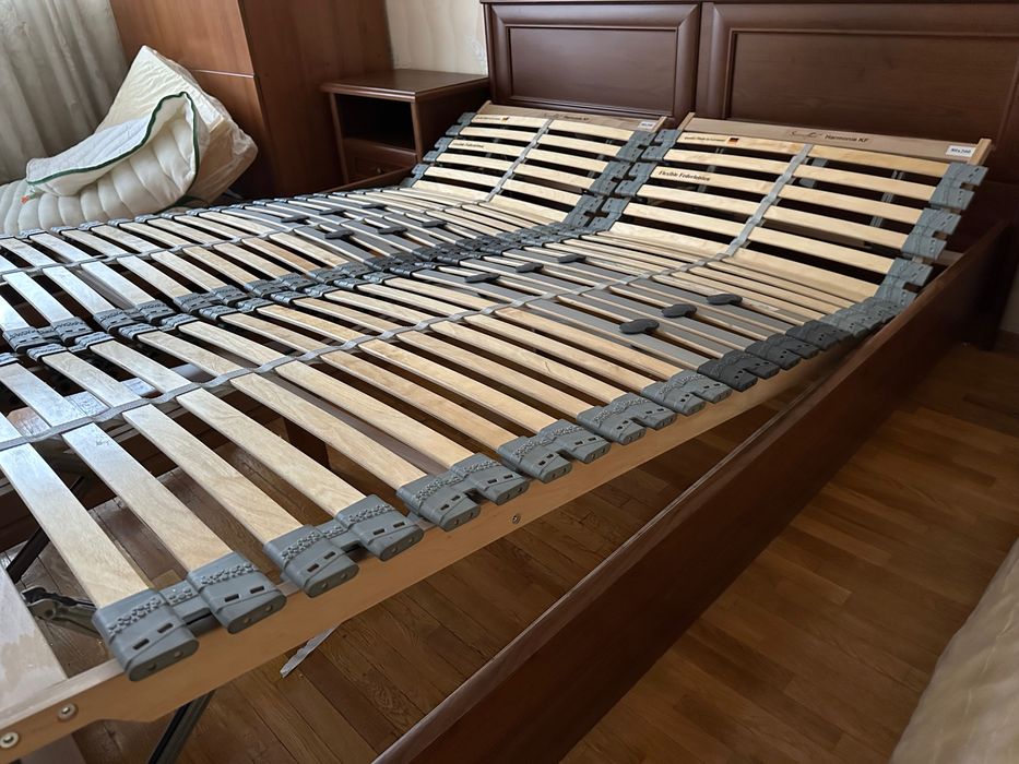 Обзавеждане за спалня, гардероб и нощни шкафчета + матраци и  рамка