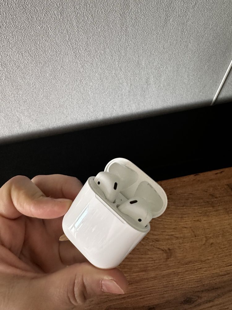 Apple AirPods 2 with Lightning белый