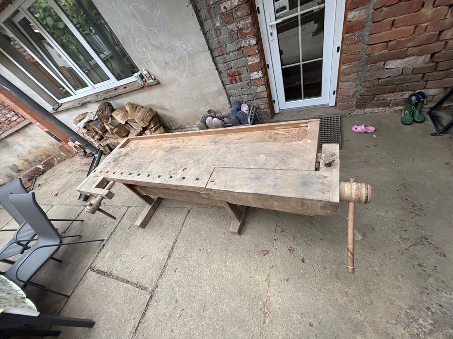 Banc de lucru pentru tâmplărie foarte veche în stare de funcționare