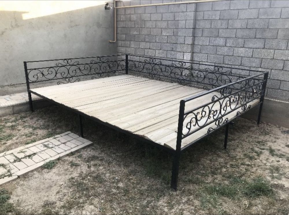 Продам топчан с досками 3х4 ковка