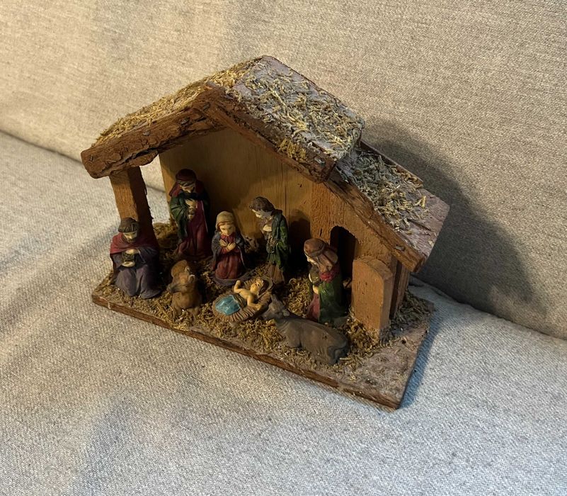 Iesle Nasterea Domnului decor lemn si figurine rasina 26x20 cm