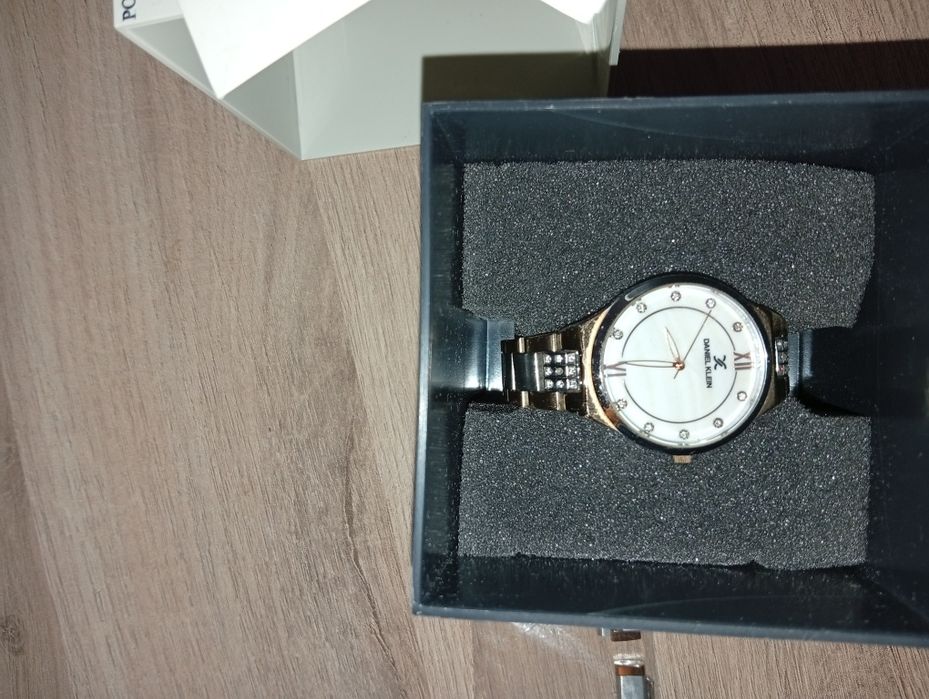 Продавам стилен дамски часовник Daniel Klein