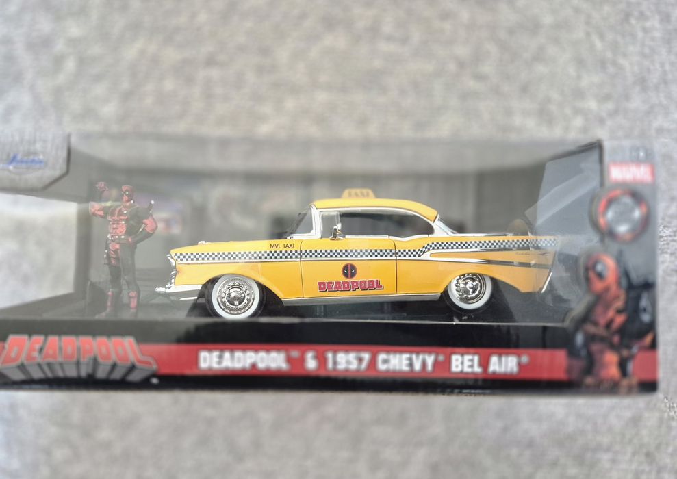 Deadpool cu Taxi Galben 1957 Chevy Bel Air – Miniatură 1:24, Sigilat