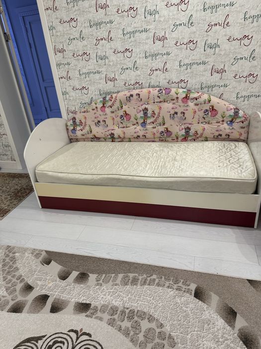Кровать детская для девочек. Хоршом состояние с матрасом