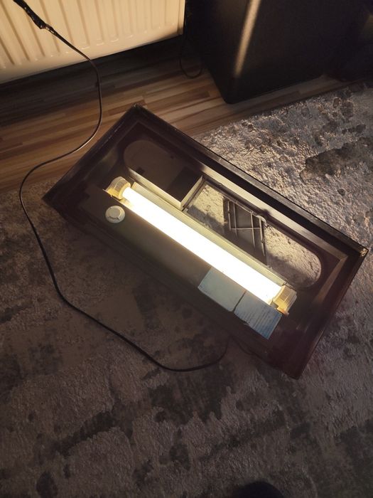Acvariu cu capac și neon