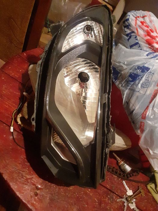 Фара правая без стекла,  в хорошем состоянии