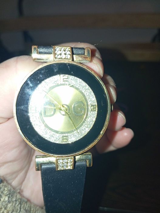 Продавам дамски часовник