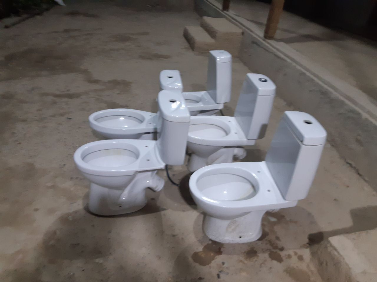 Unitaz 350000 kelishiladi rakvina xam bor