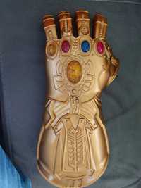 Продавам ръкавицата на Thanos Танос в реални размери със светещи камън