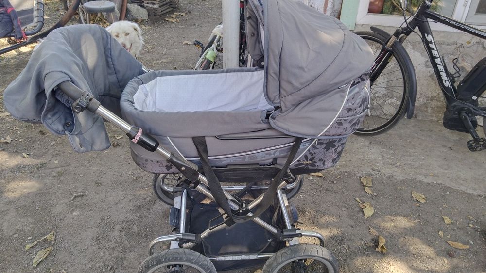 Зимна бебешка количка + много подаръци