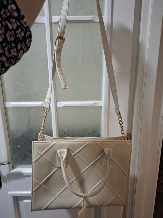 Poseta de umăr și mana noua