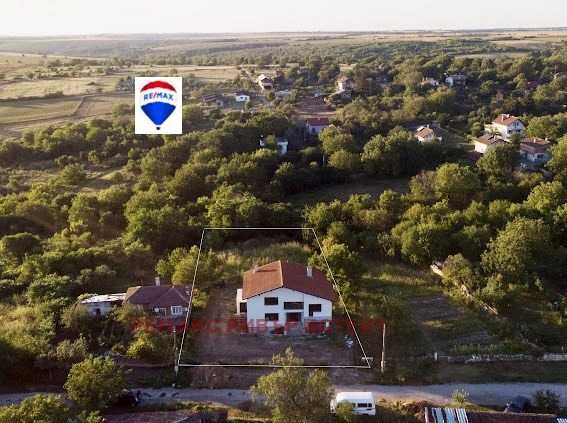 Масивна къща на два етажа  за продажба с. Щръклево