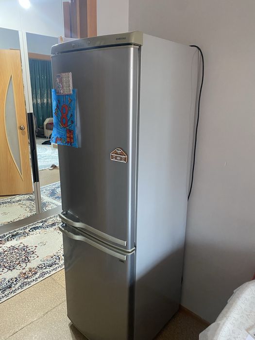 Продам холодильник в хорошем состоянии фирмы Самсунг.
