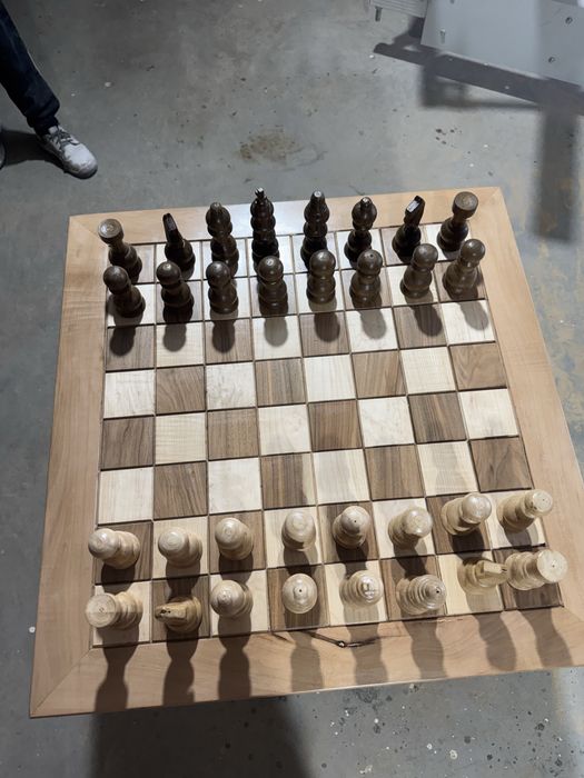 Masă de șah din lemn de nuc
