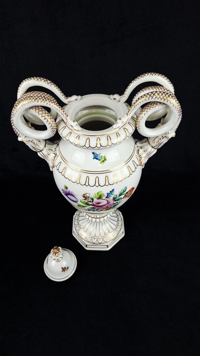 Ваза - Dresden, Carl Thieme Potschappel

Порцеланова ваза