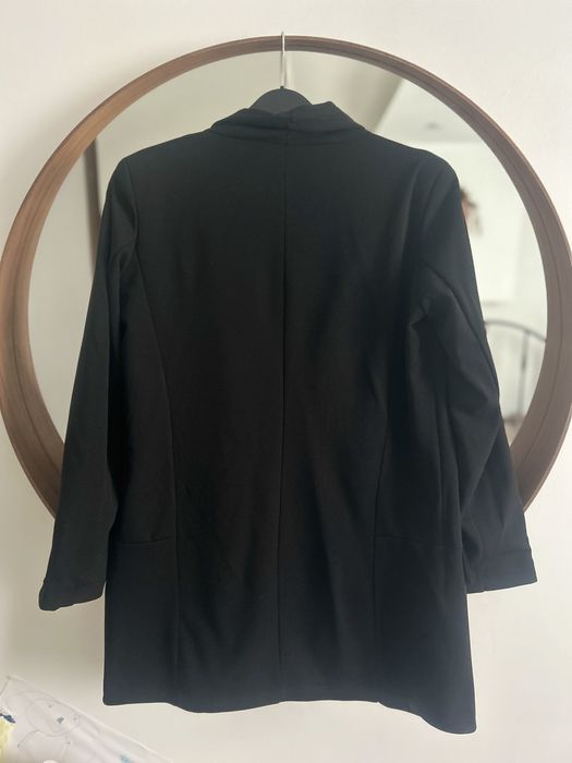 Sacou fama Boohoo nou cu eticheta