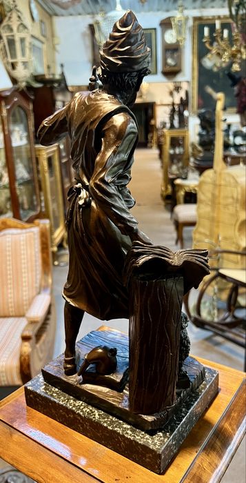 Statuetă din bronz pe soclu de marmură – „Căutătorul de cunoaștere”