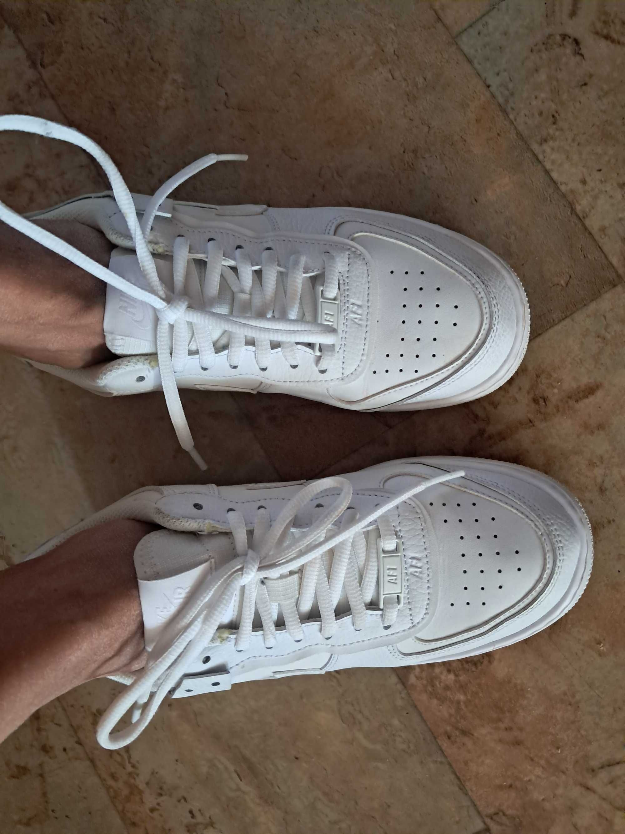 Дамски бели маратонки Nike Air Force