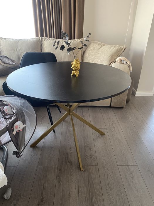 Masa rotunda, eleganta, stare foarte buna, negru si auriu