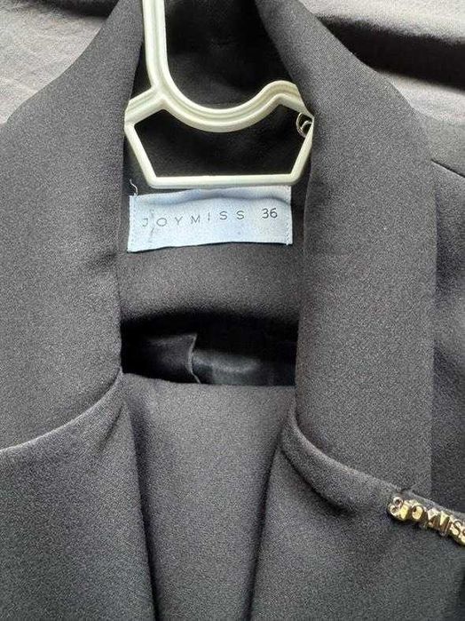 Елегантен черен костюм