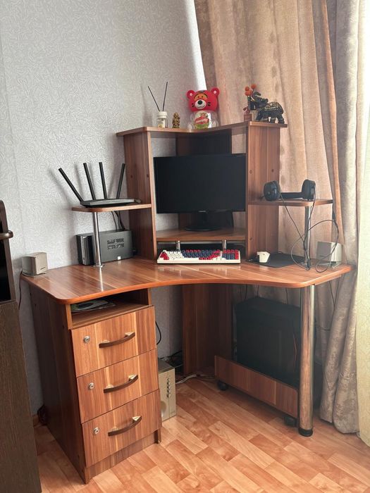 Продам компьютерный стол