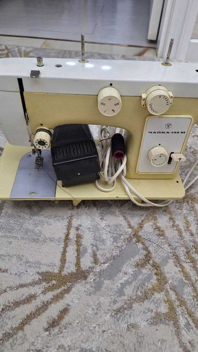 Продаю свою швейную машинку ЧАЙКА-142 М.С электроприводом и столом.