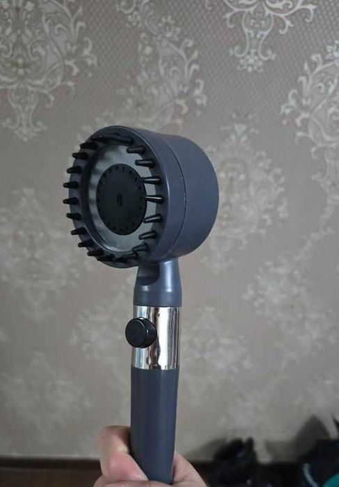 Модерна високонапорна душ слушалка с турбинен дизайн и стоп бутон