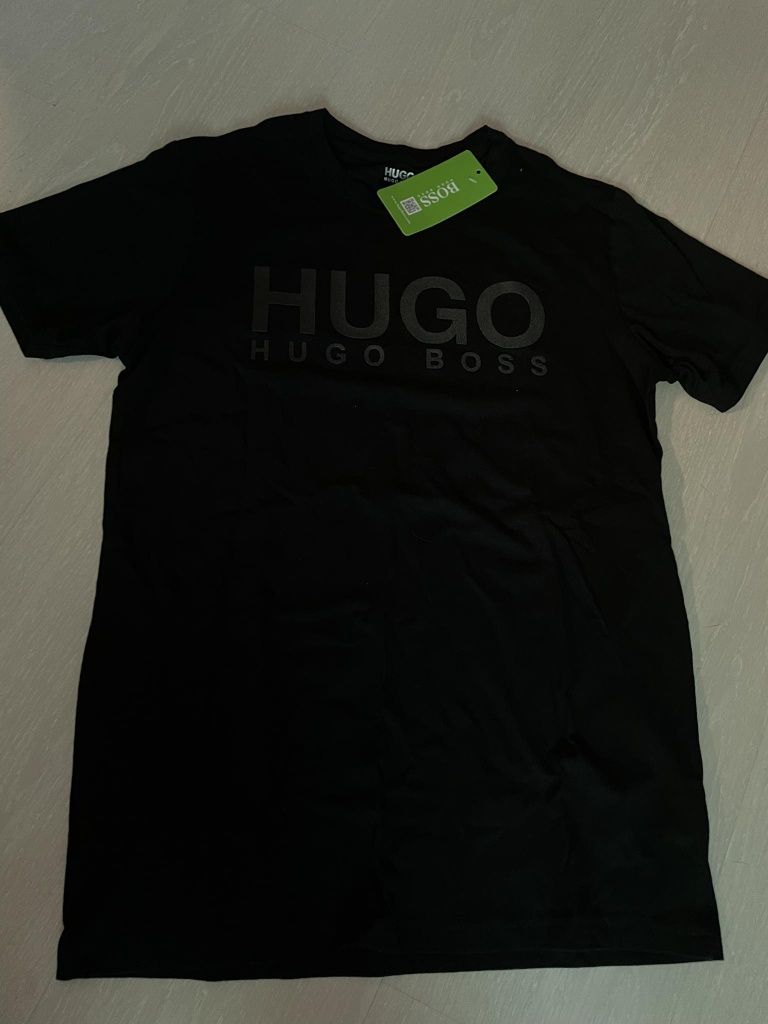 Hugo Boss и Nike оригинална блуза .черна и бяла тениска с етикет