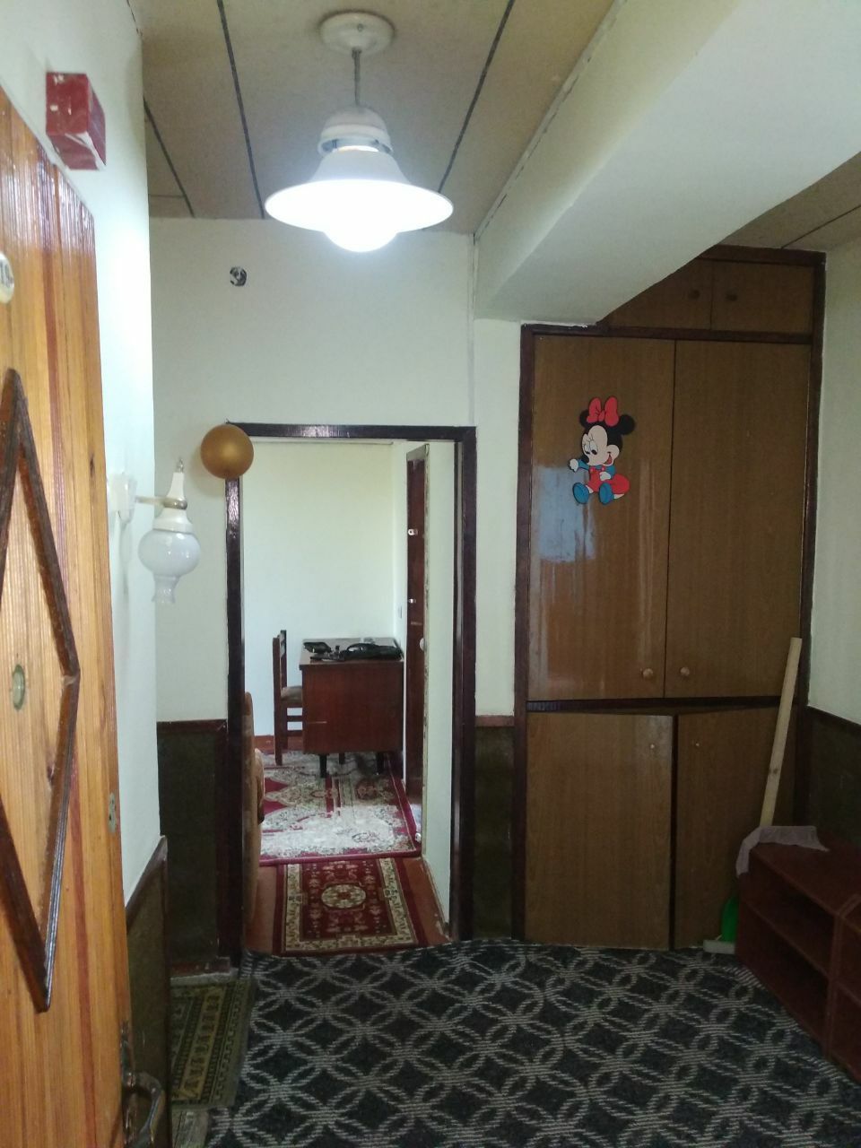 Сдаю 3комнатная квартира на Бадамзаре ориентир Монетний двор. С обст..
