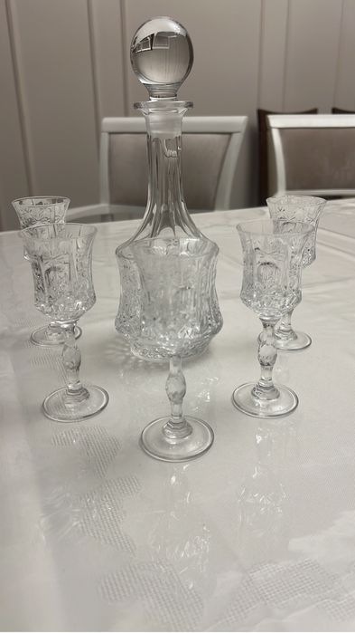 Хрустальный штоф с рюмками, бокалы