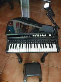 Пиано на батерии - със столче, микрофон и куп мелодии