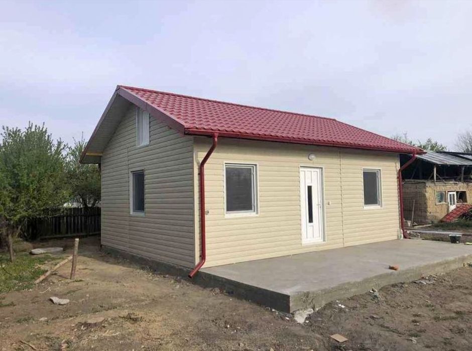 Vând case pe structură metalică învelită cu panouri sandwich