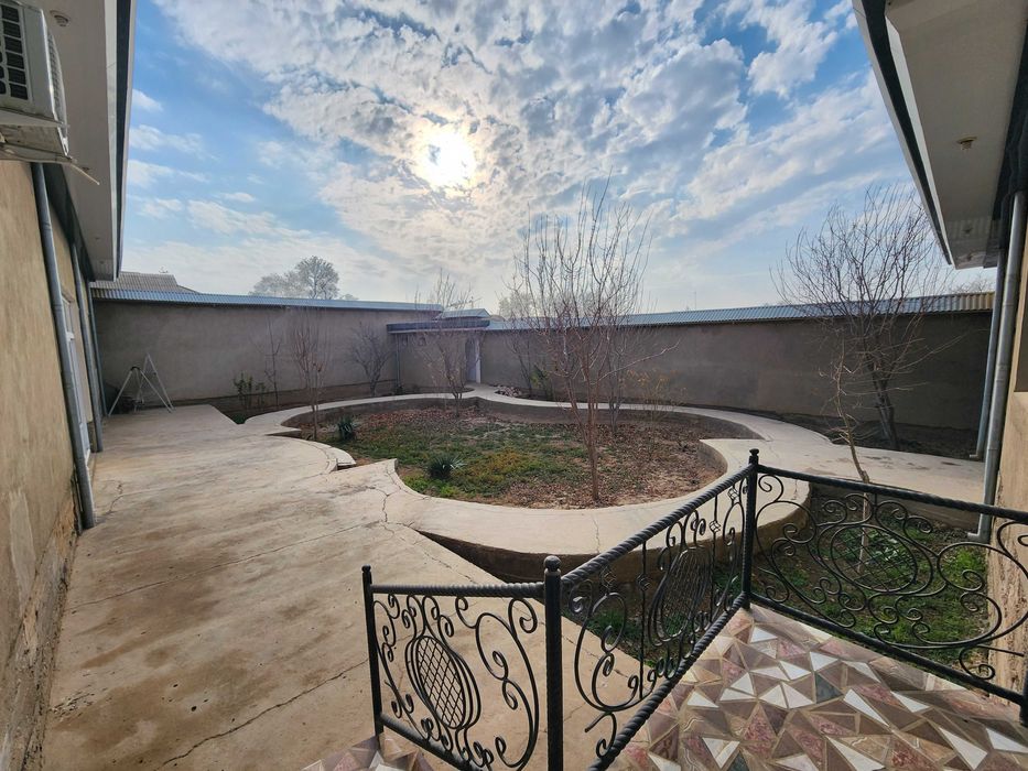 Уй сотилади. Недвижимость.