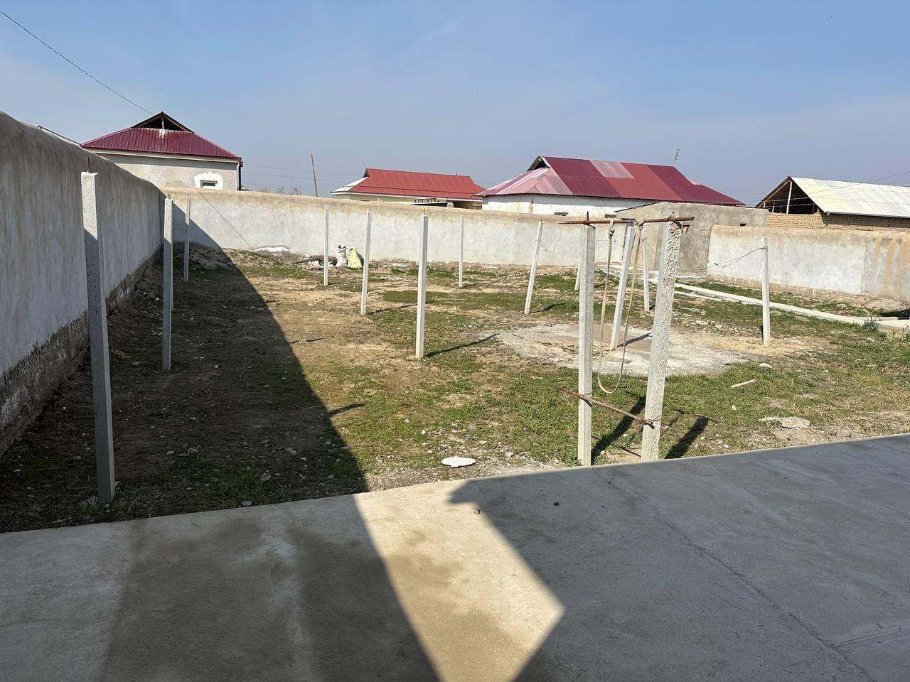 Zomin Shaharda hovli Sotiladi 7 sotix 4xona yashashga tayyor xolatda