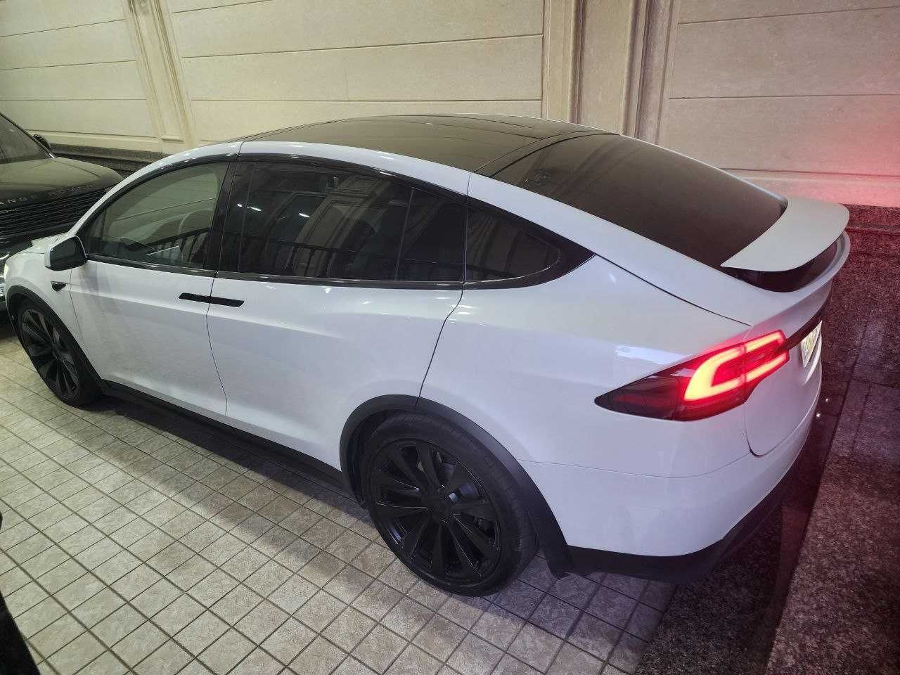 Tesla model X 2024