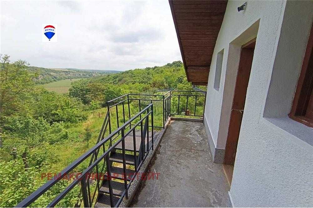 Вила на три етажа в кв. Долапите