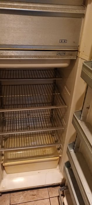 Frigider cu congelator Zyl , stare buna de funcționare răcește bine .
