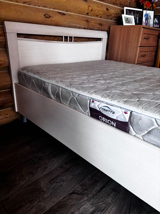 Кровать деревянная с матрасом 1,5 м