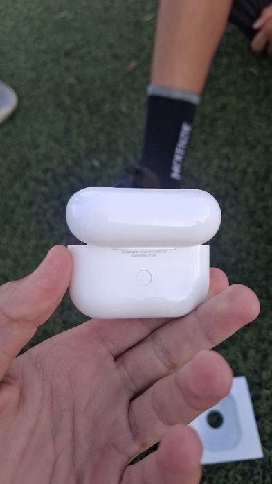 Чисто нови НЕОТВАРЯНИ AirPods