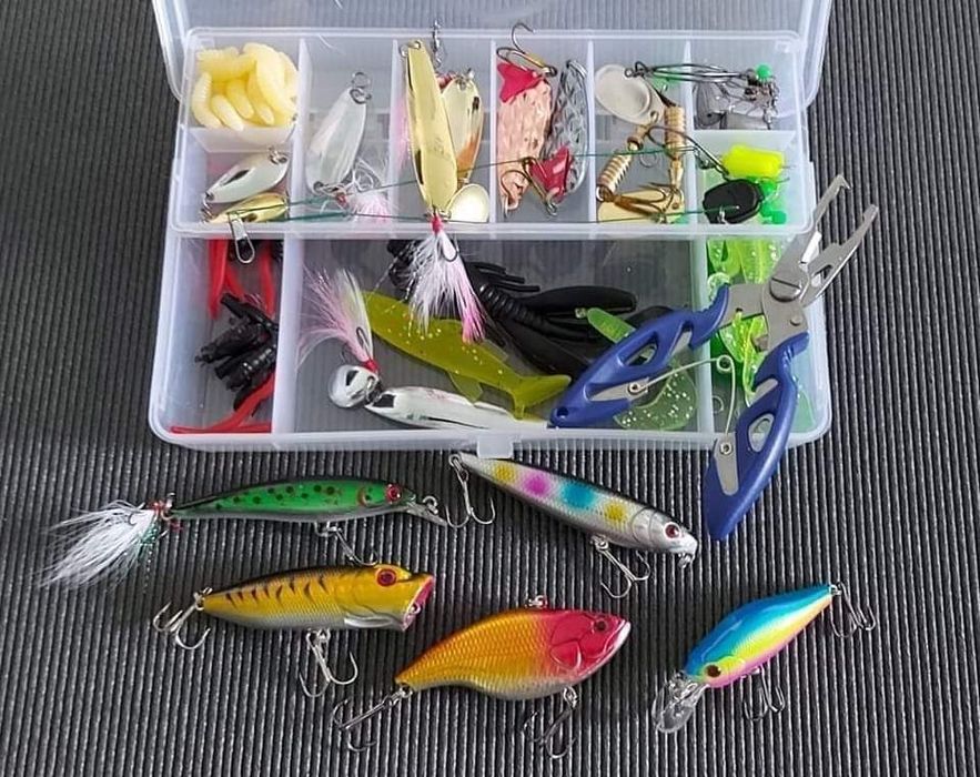 К-т за спининг риболов с кутия- клатушки,клещи, воблери, блесни и мн.