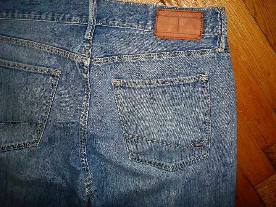 Blugi Tommy Hilfiger-W32xL30 (talie-84cm ,lungime-101cm)