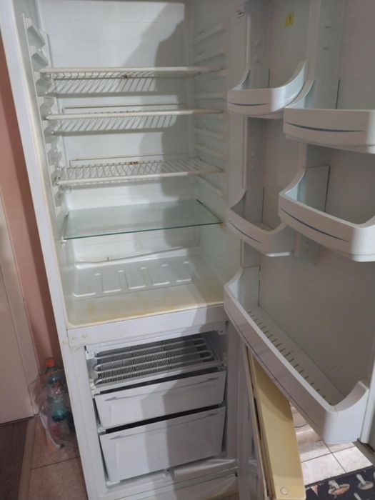 Хладилник с фризер Волтел