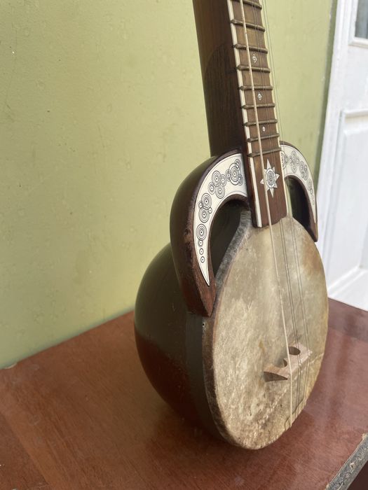 Qashqar rubobi Guitar gitara